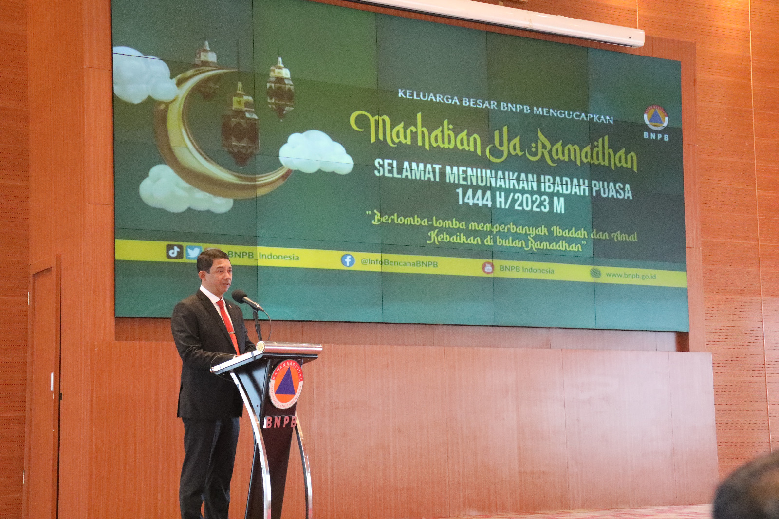 Kepala BNPB Letjen TNI Suharyanto memberikan arahan kepada perserta Tausiah Ramadan di Graha BNPB, Jakarta pada Selasa (21/3)